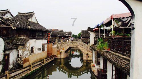 当年7岁的抗洪小英雄,抱树9个小时得到救援,她现在过得如何?